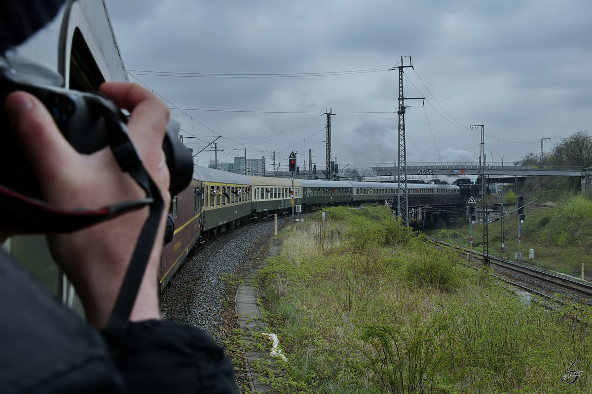 Alles geht irgendwann mal zu Ende, so auch diese Sonderfahrt. Wir sind wieder in Dresden und in wenigen Minuten fährt der Zug in den Hauptbahnhof ein.