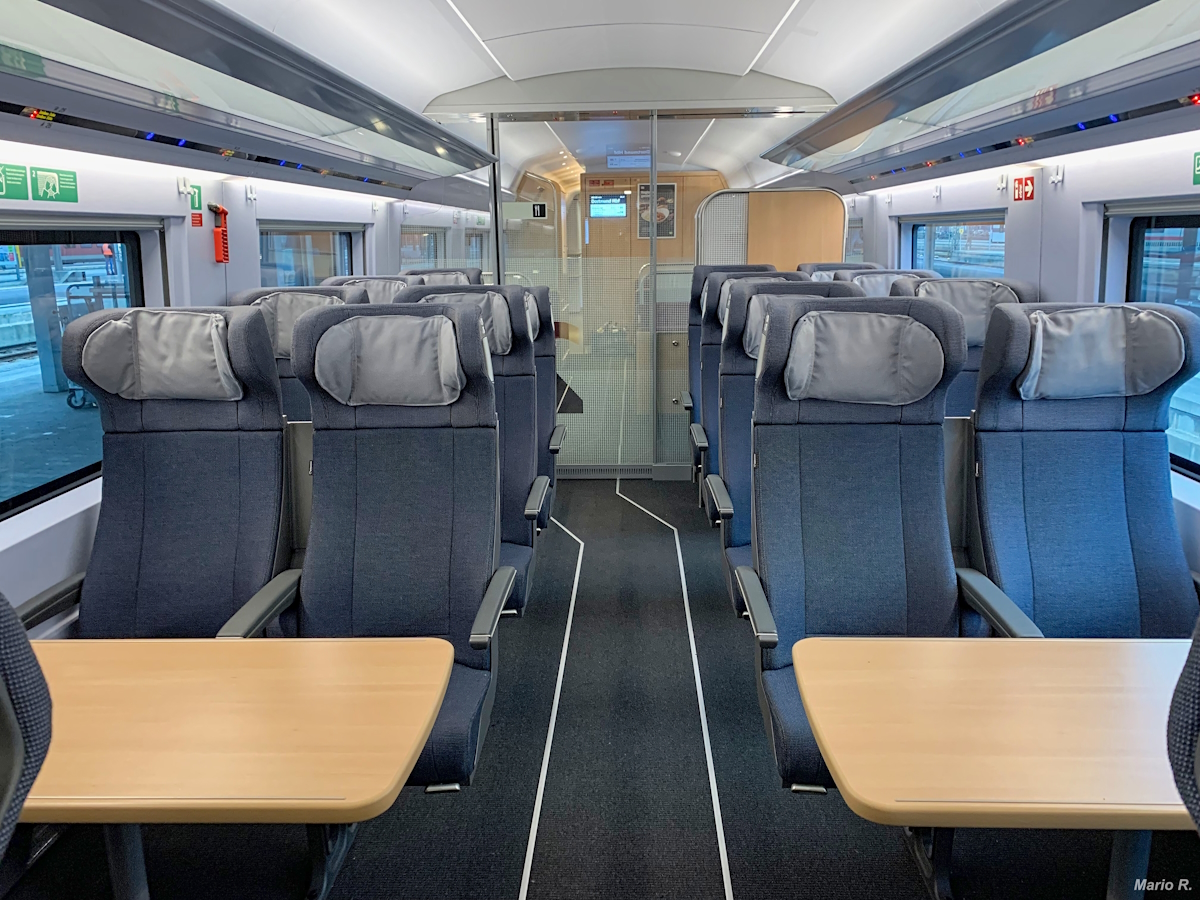 Alles neu macht der ICE3 neo. Die Deutsche Bahn verpasst den ICE3 neos nach und nach ein neues Innenraumdesign. Velourstoffe und Leder weichen robusteren Polsterstoffen. Angelehnt soll das neue Innenraumdesign an das heimische Wohnzimmer. Hier der Blick durch die 2.Klasse.
Aufgenommen am 21.12.2023 in München Hbf in Tz8017.