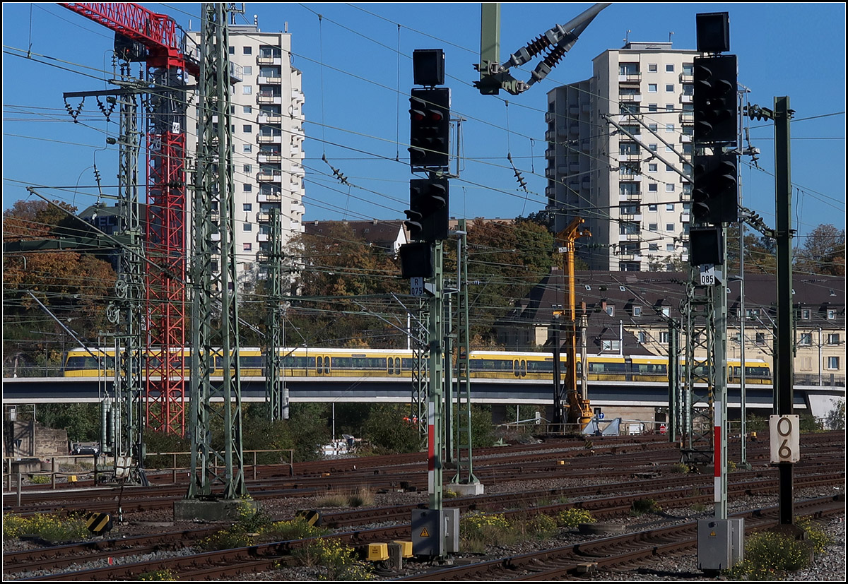 Alles strebt nach oben - 

... nur der langgezogene Stadler-Tango auf seiner Brücke setzt einen Kontrapunkt. Blick über das Gleisvorfeld des Stuttgarter Hauptbahnhofes auf einen Zug der U12 auf der neuen Brücke über die Wolframstraße.

12.12.2018 (M)