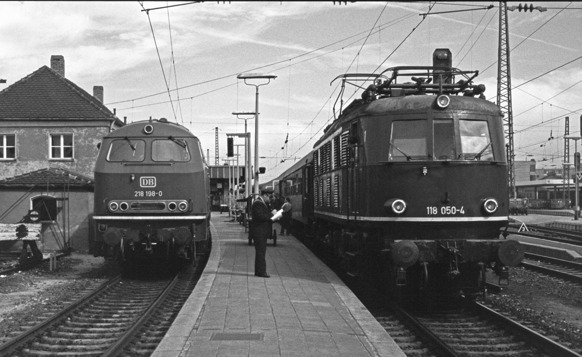Alltgliche Bundesbahn-Szene mit Zugfhrer in Nrnberg Hbf (9.8.1980).