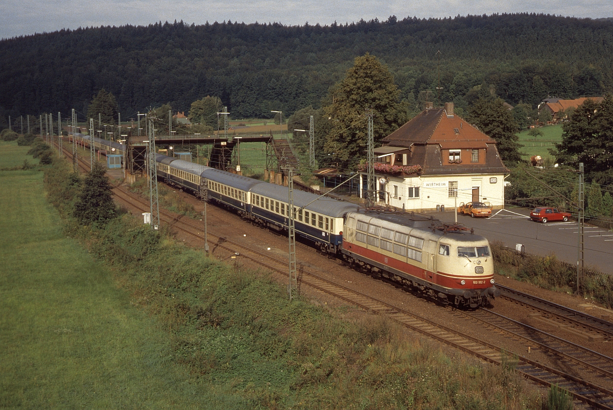 Alltag 1988 : 103 182 mit IC nordwärts in Wirtheim (3.4.1988).