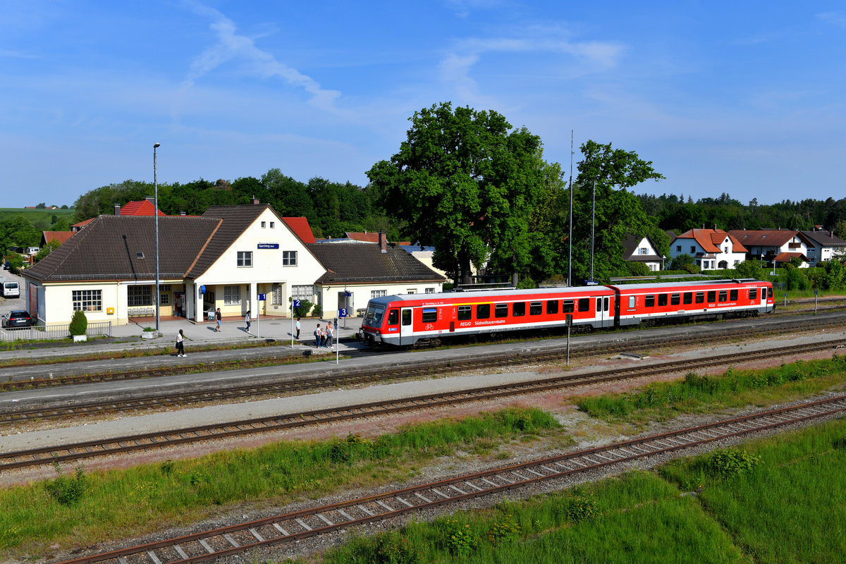 Alltagsbetrieb im Mühldorfer Linienstern: Der 628 576 der Südostbayernbahn als RB 27973 von Mühldorf nach Salzburg HBF hält am Bahnhof von Garching vor dem aus dem Jahr 1908 stammenden Bahnhofsgebäude. Bis auf ein paar neue Schilder ist das Ambiente hier ebenfalls seit Jahrzehnten unverändert (25. Mai 2019).