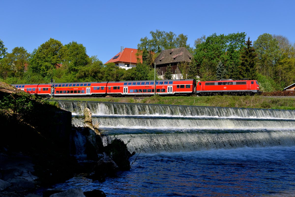 Alltagsverkehr zwischen München und Regensburg: 111 225 passiert mit ihrem RE 4854 nach Nürnberg HBF eine Staustufe bei Volkmannsdorf (08. Mai 2016).