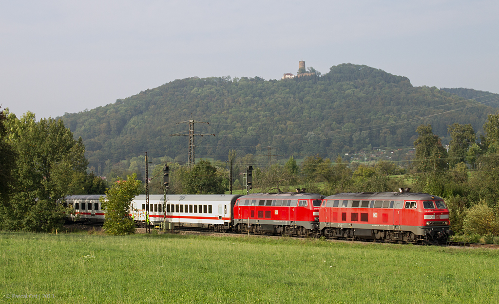 Allzu viele Mglichkeiten, den IC 2013 mit seiner 218-Doppeltraktion auf der Filsbahn zu fotografieren hat man leider nicht. Am 28. September 2013 wollte ich allerdings mal versuchen, ob sich der Zug nicht auch in Sen, unterhalb von Staufeneck, ansprechend auf 's Bild bringen lsst. Versuchsobjekt war die letztgebaute 218, 218 499-2, zusammen mit einer weiteren Ulmer 218 und dem IC-Wagenpark.