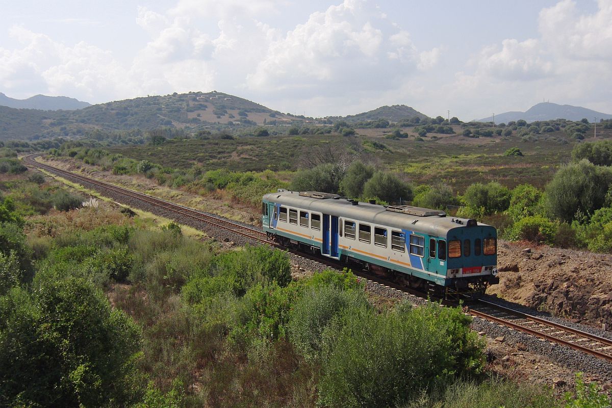 ALn 663 1156 als Regionalzug 8974 von Olbia nach Golfo Aranci erreicht am 26.09.2011 in Krze die Station Marinella.