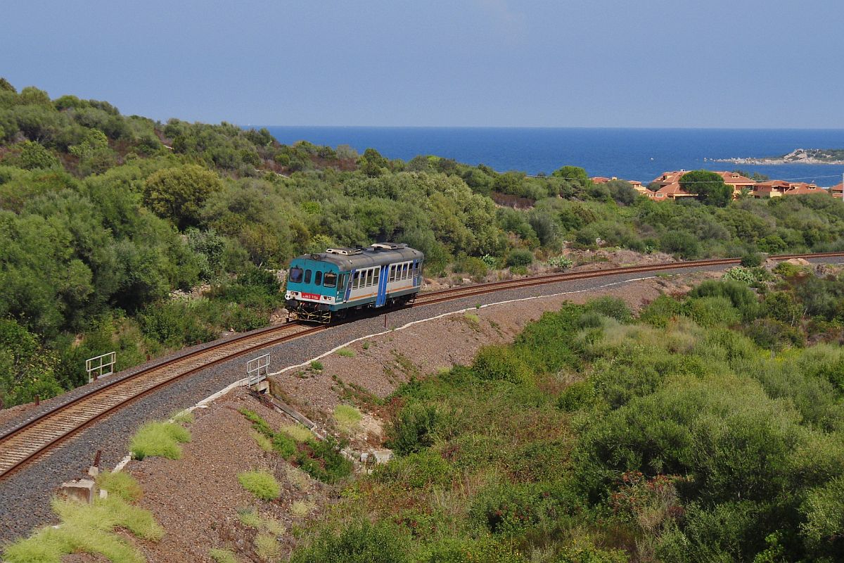 ALn 663 1156 als Regionalzug 8973 von Golfo Aranci nach Olbia am 26.09.2011 kurz nach dem Halt an der Station Marinella.