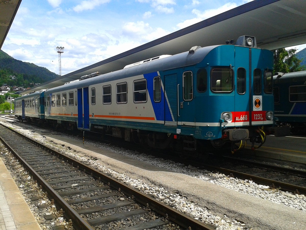 ALn 668 1237 und ALn 668 1222 als R 5957 (Calalzo-Pieve di Cadore-Cortina - Belluno) am 25.5.2015 in Calalzo-Pieve di Cadore-Cortina.