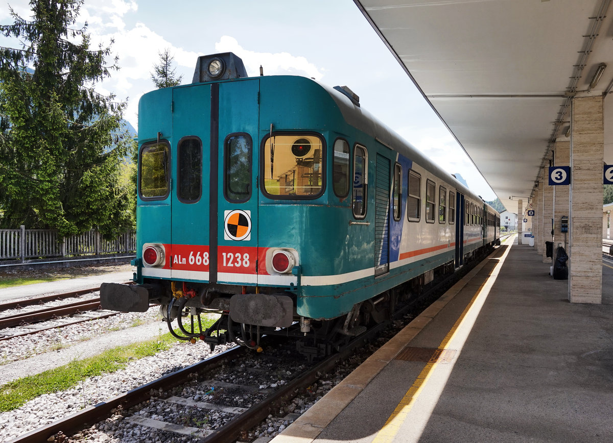 ALn 668 1238 + ALn 668 1237 stehen am 21.5.2016 im Bahnhof Calalzo-Pieve di Cadore-Cortina. Eine Stunde später fuhren die beiden als R 5957 nach Belluno zurück.
