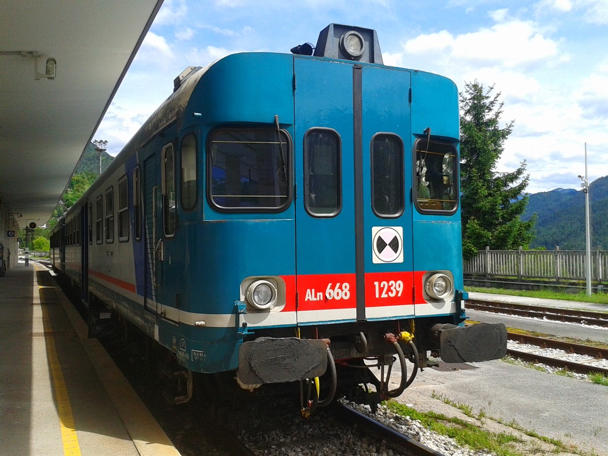 ALn 668 1239 und ALn 668 1231 warten in Calalzo-Pieve di Cadore-Cortina bis sie eine Stunde später als R 5959 nach Belluno unterwegs sein werden. (25.5.2015)