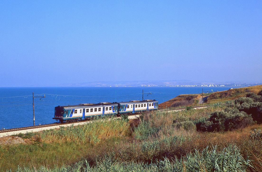 ALn668 1005 als Zug 6999 bei Vasto, 23.08.2001.

