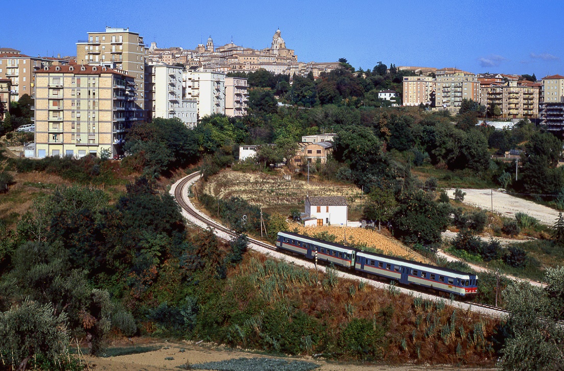 ALn668 1474 mit Zug 7031 bei Macerata, 30.08.1993.
