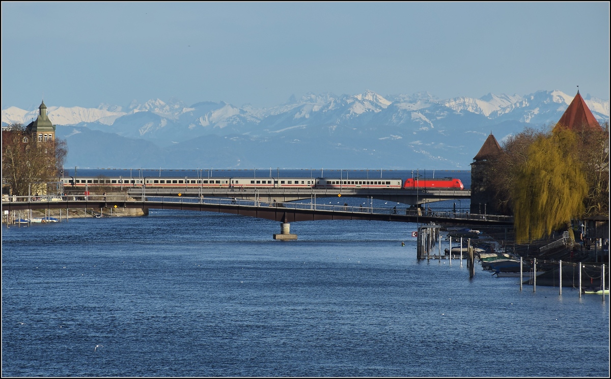 Alpensicht nach dem Sturm. Eine IC-Verbindung über den Schwarzwald mit 101 als Zuglok gibt es nur noch zum Wochenende. Konstanz, März 2019.