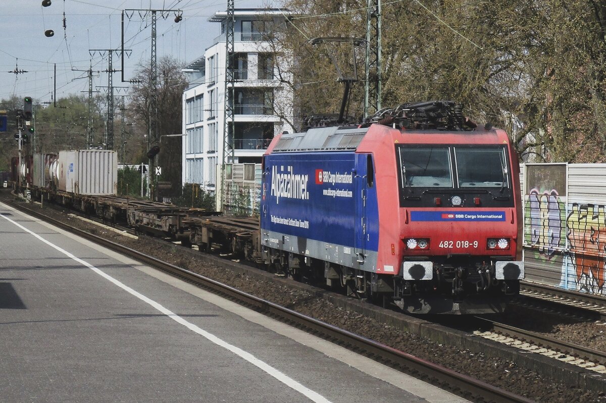 Alpenzähmer 482 018 ins flachen Köln Süd am 20 Jänner 2017.
