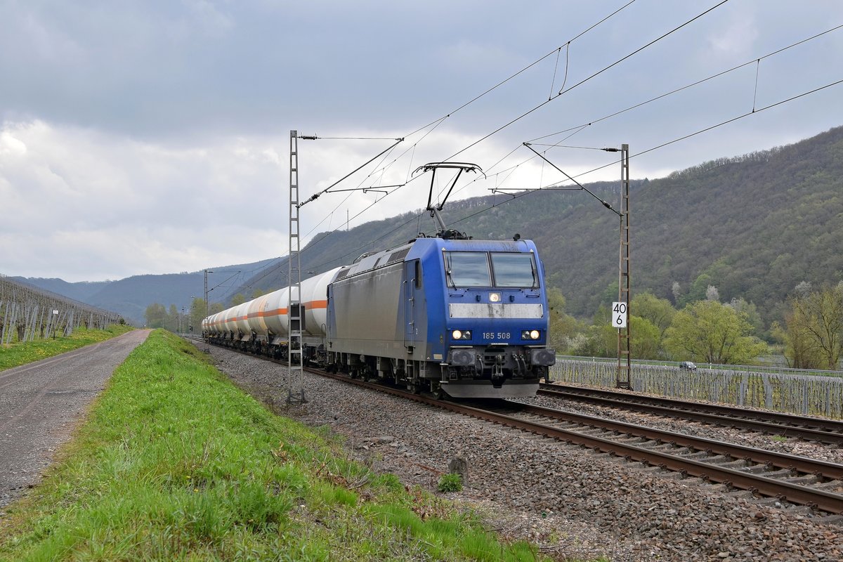 Alpha Trains Belgium 185 508, vermietet an CFL Cargo Deutschland, mit Kesselwagenzug in Richtung Trier (bei Pommern/Mosel, 17.04.19).