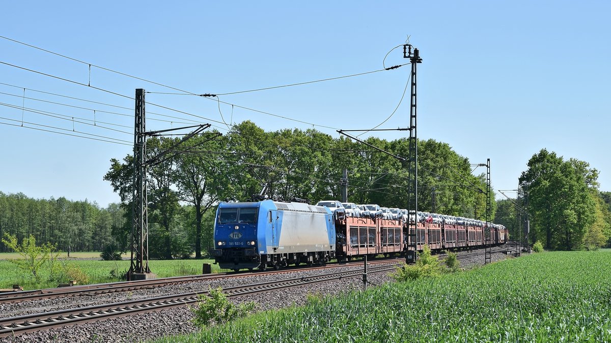 Alpha Trains Belgium 185 522, vermietet an ITL, bef�rdert einen Autotransportzug am 07.05.18 durch Linsburg in Richtung Nienburg.