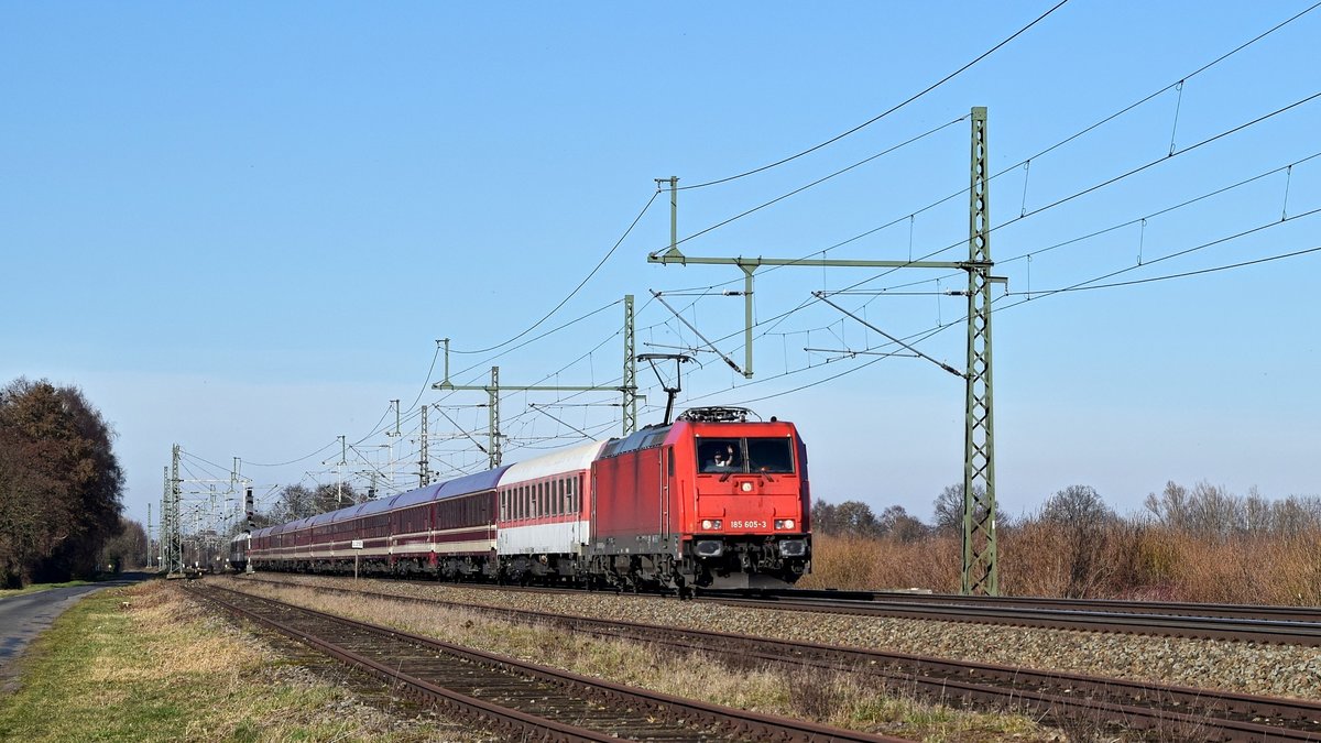 Alpha Trains Belgium 185 605, vermietet an RheinCargo, mit Schnee-Express-Leerzug auf der R�ckfahrt von Hamburg nach M�nster (Westf) (Diepholz, 24.02.19).