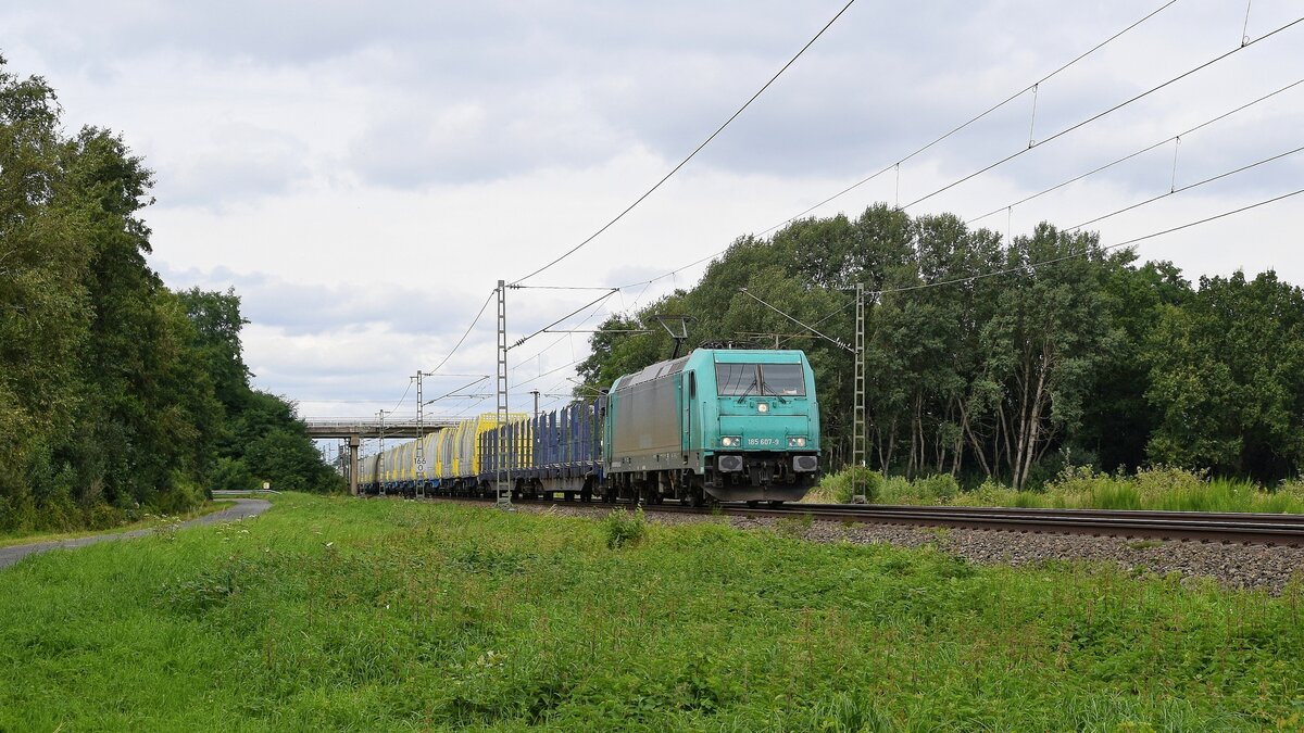 Alpha Trains Belgium 185 607, vermietet an LTE, mit Rungenwagenzug in Richtung Osnabrück (zwischen Lembruch und Diepholz, 25.08.2021).