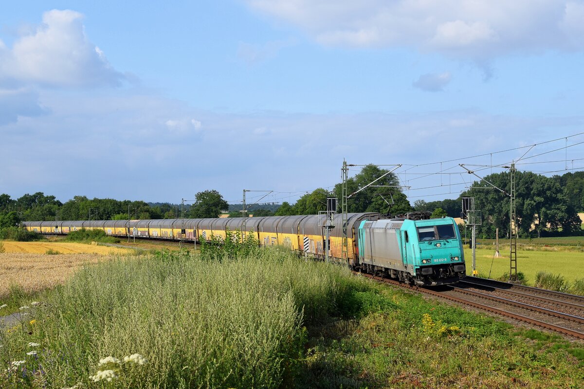 Alpha Trains Belgium 185 612, vermietet an RTB Cargo, mit ARS-Altmann-Autotransportzug in Richtung Osnabrück (Vehrte, 20.07.2021).