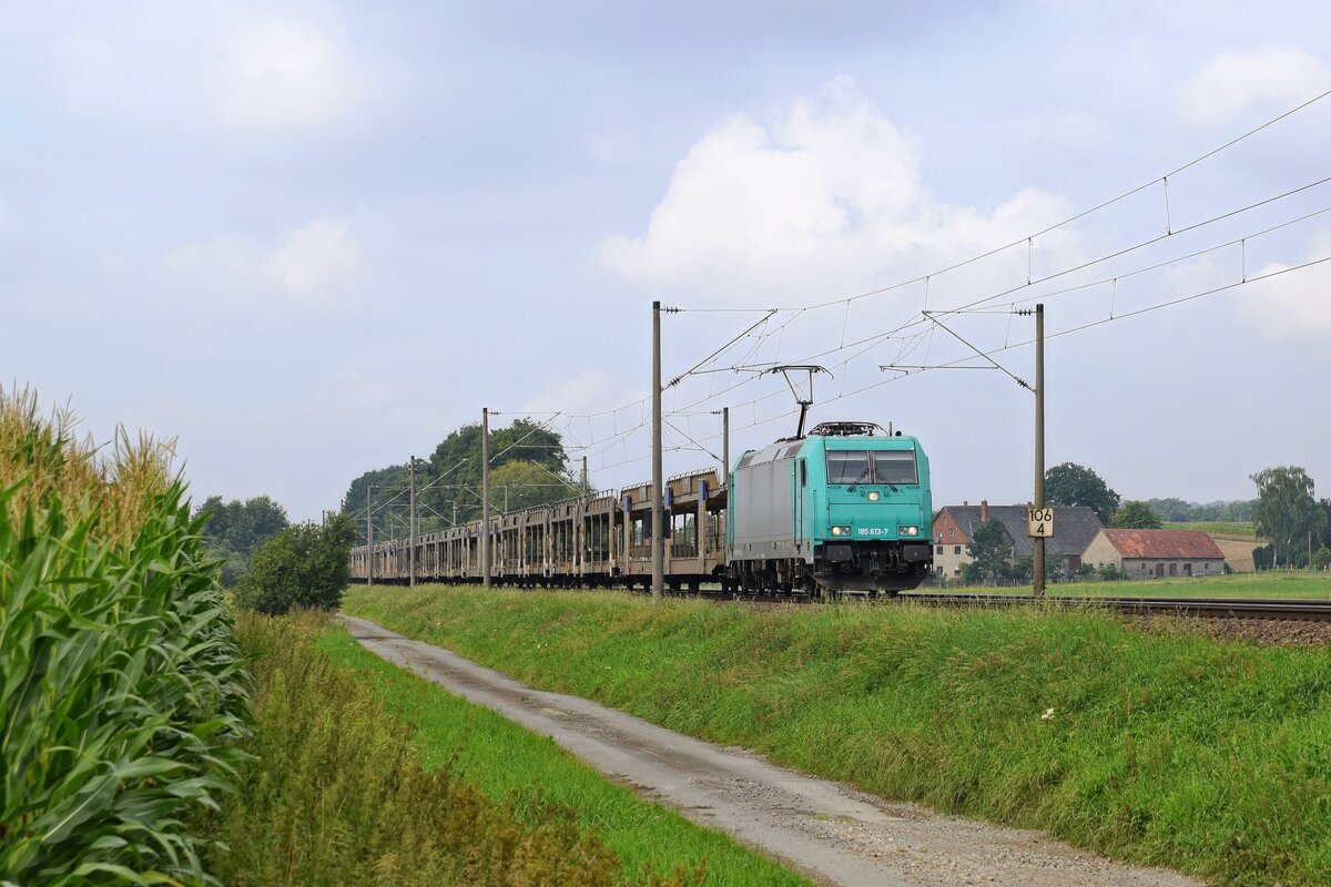 Alpha Trains Belgium 185 613, vermietet an Crossrail Benelux, mit leerem Autotransportzug in Richtung Löhne (bei Melle, 21.08.2021).