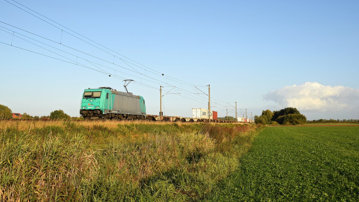 Alpha Trains Belgium 185 617, vermietet an MKB, mit Containerzug in Richtung Osnabrück (bei Melle, 15.10.2021)