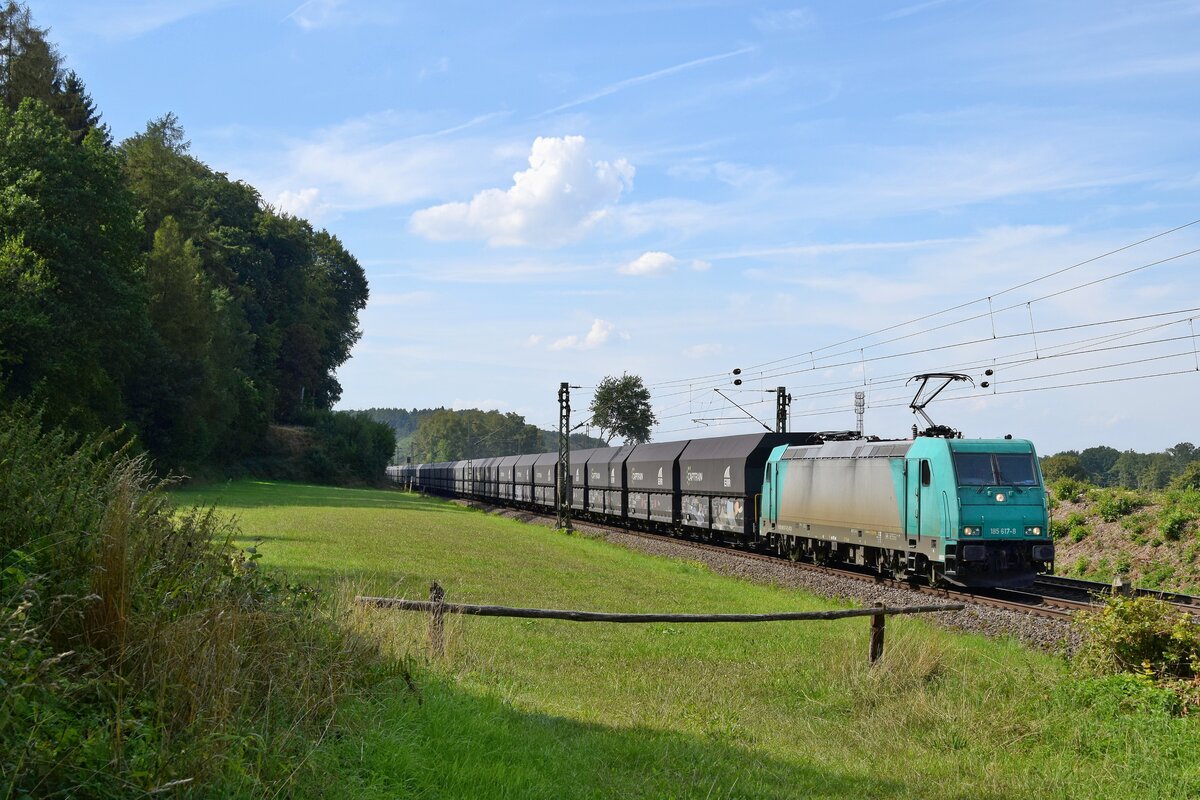 Alpha Trains Belgium 185 617, vermietet an CCW, mit Kokszug DGS 89241 Bottrop Süd - Bremen Stahlwerke (Bohmte-Stirpe, 23.08.2022).