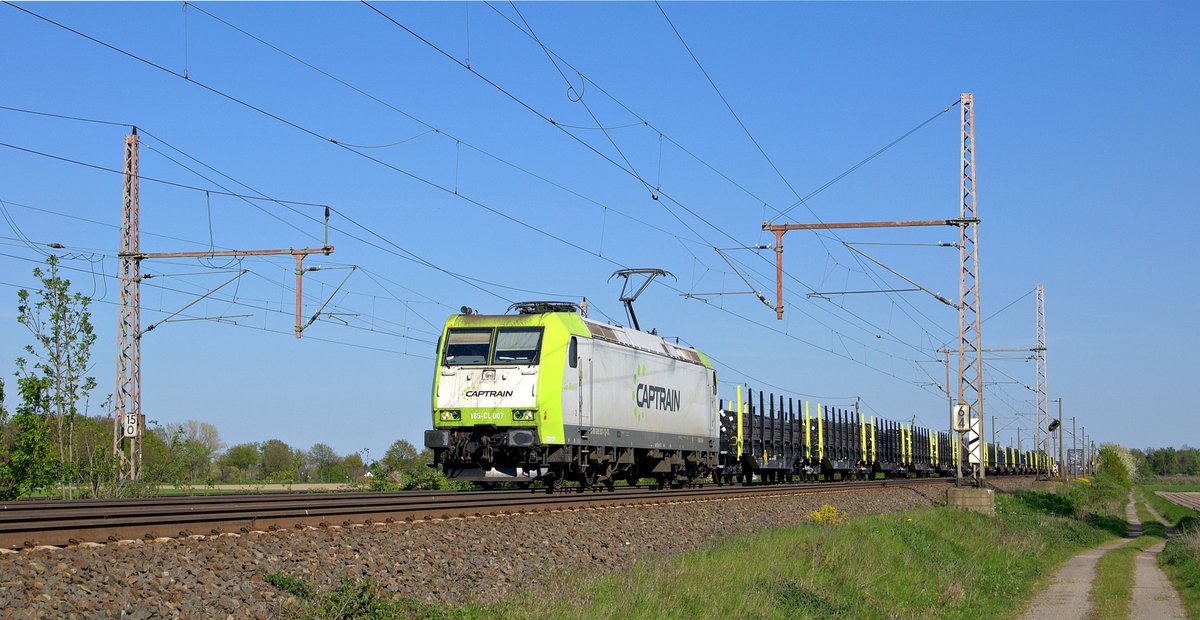 Alpha Trains Belgium 185-CL 007 (185 507), vermietet an Captrain Deutschland, zieht mit Metallrohren beladenen Rungenwagenzug durch Dedensen-G�mmer in Richtung Wunstorf am 06.05.16.