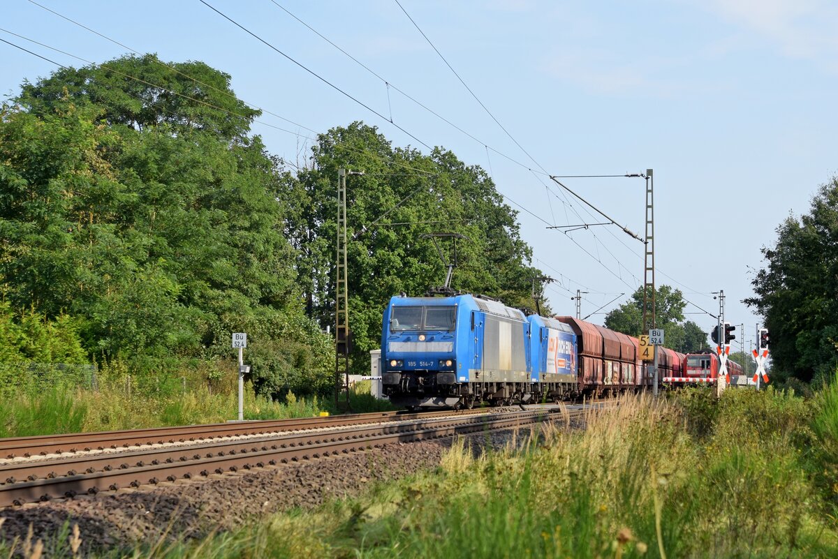 Alpha Trains Belgium 186 514 und 186 516, vermietet an VPS, mit Schüttgutwagenzug in Richtung Verden (Nienburg, 14.09.2021).