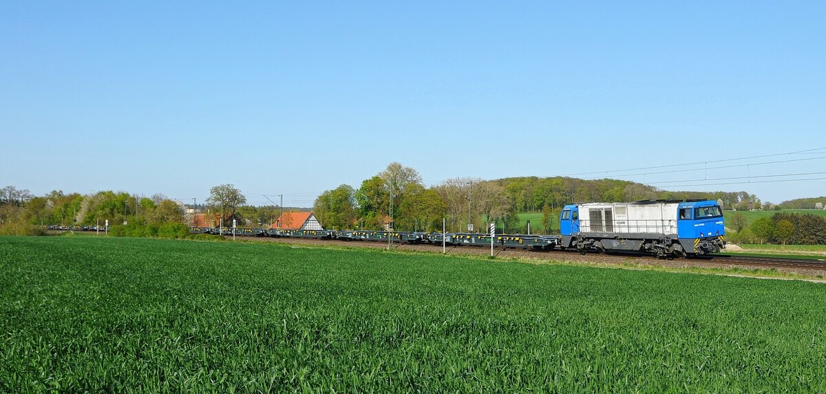 Alpha Trains Belgium 272 010, vermietet an DE (Dortmunder Eisenbahn), mit Containertragwagen in Richtung Osnabrück (Vehrte, 23.04.2022).