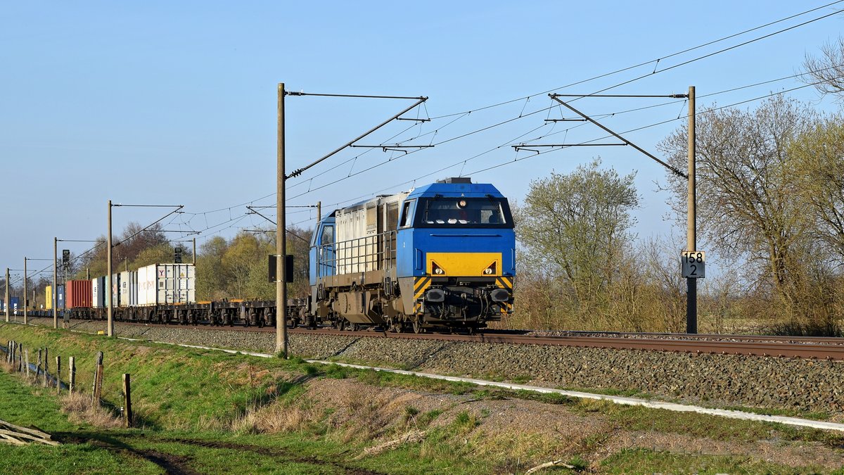 Alpha Trains Belgium 272 201, vermietet an LOCON, mit zum Teil ausgelastetem Containerzug DGS 68735 Bremen-Grolland - Bönen (Hüde, 22.03.19).
