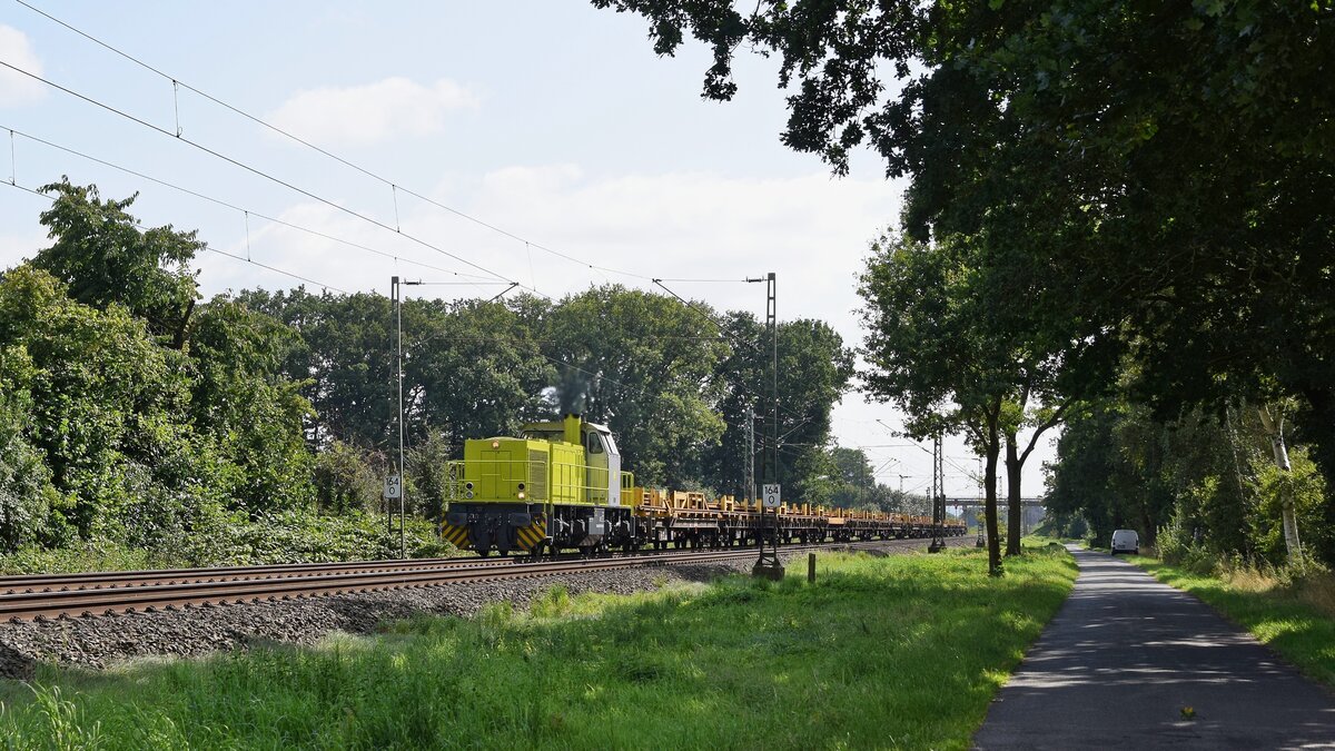 Alpha Trains Belgium 275 817 mit Schienentransportzug in Richtung Bremen (zwischen Lembruch und Diepholz, 01.09.2021).