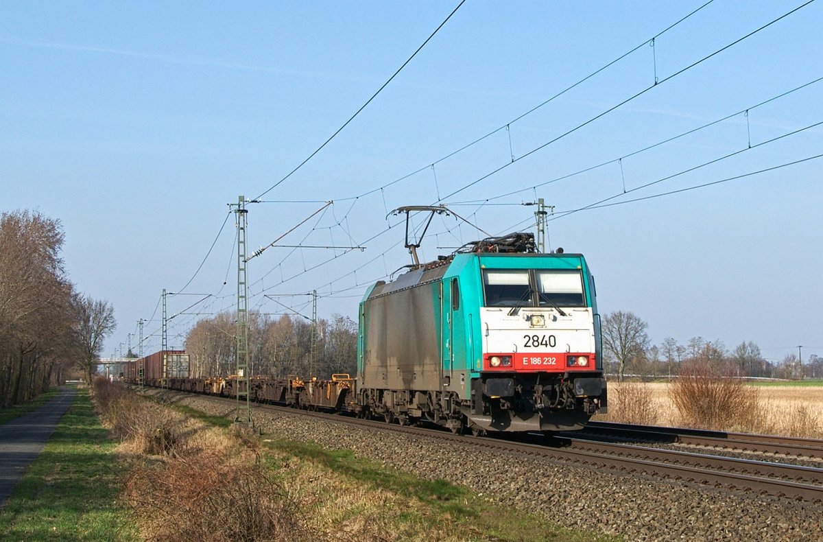 Alpha Trains Belgium E 186 232, vermietet an COBRA (2840), mit Volvo-Logistikzug nach Gent (zwischen Lembruch und Diepholz, 16.03.17).