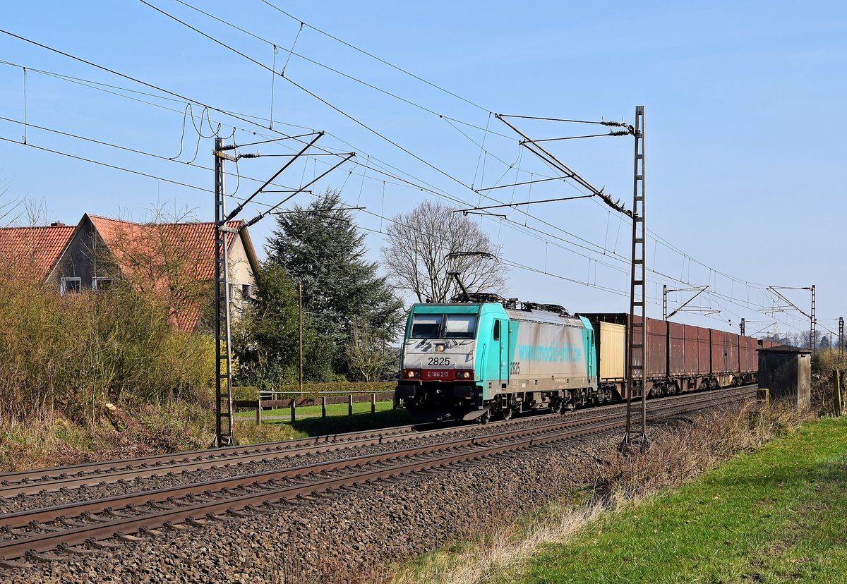 Alpha Trains Belgium E 186 217, vermietet an COBRA (2825), ist mit dem Volvo-Zug am 28.03.17 zwischen Bohmte und Ostercappeln auf dem Weg nach Gent (B).