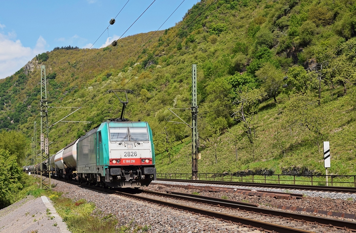 Alpha Trains Belgium E 186 218, vermietet an Lineas (2826), mit gemischtem Güterzug auf der rechten Rheinstrecke in Richtung Wiesbaden (Kestert, 29.04.17).