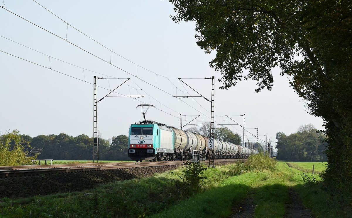 Alpha Trains Belgium E 186 134, vermietet an ITL, schleppt einen Kesselwagenzug am 16.10.17 zwischen Probsthagen und Lindhorst in Richtung Minden.