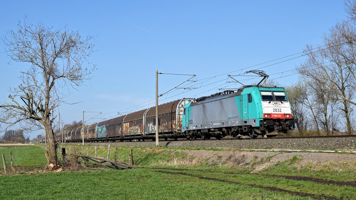 Alpha Trains Belgium E 186 224, vermietet an Lineas (2832), mit Volvo-Logistikzug nach Gent (Hüde, 22.03.19).