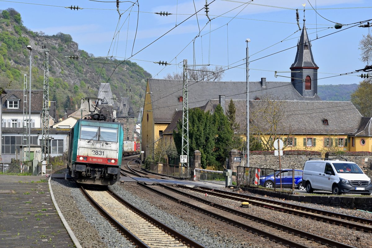Alpha Trains Belgium E 186 233, vermietet an Lineas (2831), mit Containerzug in Richtung Bingen (Bacharach, 16.04.19).