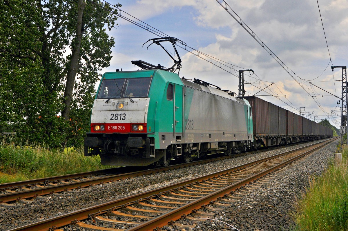 Alpha Trains Belgium E 186 205, vermietet an COBRA (2813), mit Volvo-Logistikzug nach Gent  (Gildehaus, 23.06.12).