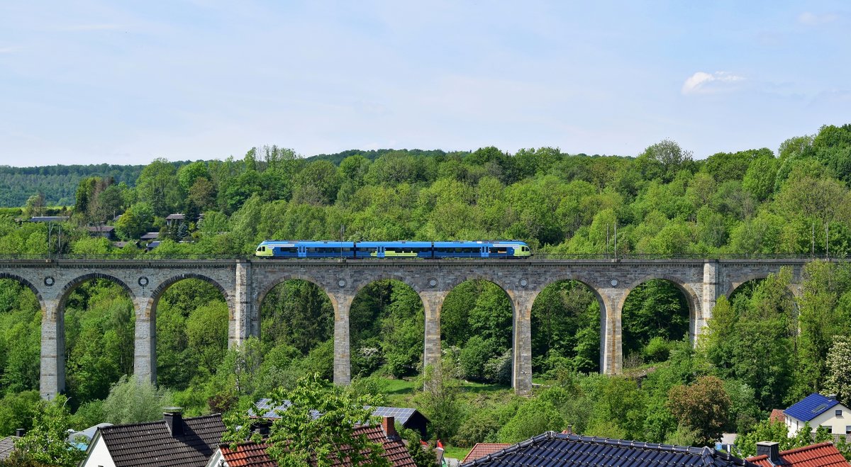 Alpha Trains Europa 427 116/616, vermietet an Keolis Deutschland (Eurobahn (ET 8.08)) (noch in den Farben der NWB), als RB 72 (90661)  Ostwestfalen-Bahn  Lage (Lippe) - Paderborn Hbf auf dem Großen Viadukt Altenbeken (Bekeviadukt) (Altenbeken, 23.05.19).
