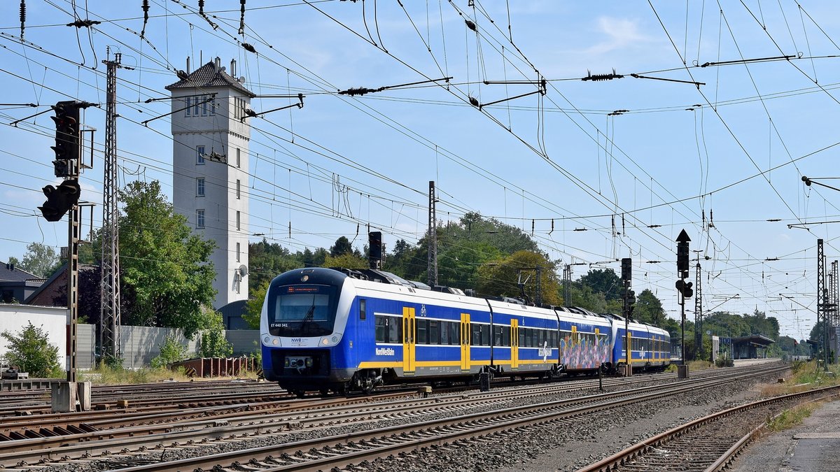 Alpha Trains Europa 440 341/841 und 440 214/714, vermietet an NWB (ET 440 341 und ET 440 214), als RS 1 Verden (Aller) - Bremen-Farge (Verden (Aller), 16.08.18). Das Graffito habe ich digital verfremdet.