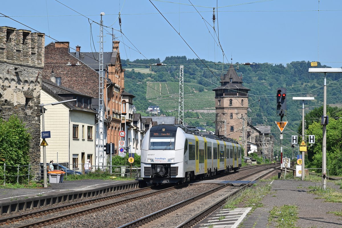 Alpha Trains Europa 460 007/507, vermietet an Transregio, als RB 26 (25417)  Mittelrheinbahn  Kln Messe/Deutz - Mainz Hbf. Ganz links Teil des Zehnerturms, im Hintergrund der Rote Turm (Oberwesel, 06.06.18).