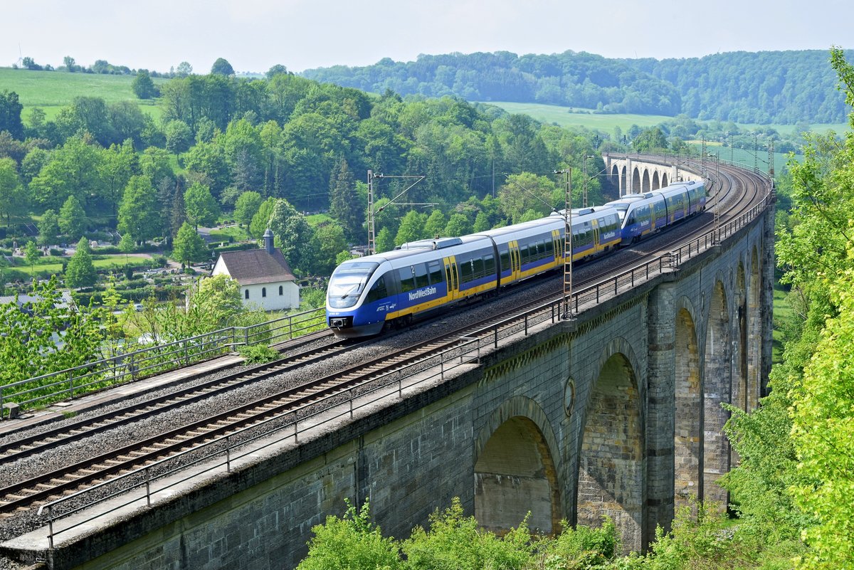 Alpha Trains Europa 643 317/817 und 643 313/813, vermietet an NWB (VT 643 317 und VT 643 313), als RB 85 (74913)  Oberweser-Bahn  und RB 84 (74964)  Egge-Bahn  Paderborn Hbf - Göttingen Hbf bzw. Kreiensen (vereint bis Ottbergen) auf dem Großen Viadukt Altenbeken (Bekeviadukt) (Altenbeken, 23.05.19).