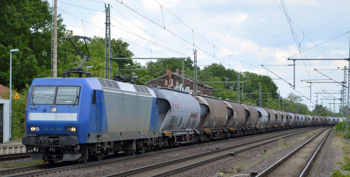 Alpha Trains Lok  145-CL 203  [NVR-Nummer: 91 80 6145 099-8 D-ATLU] aktueller Mieter?, mit Getreidezug am 01.06.22 Höhe Bf. Niederndodeleben (Nähe Magdeburg). 