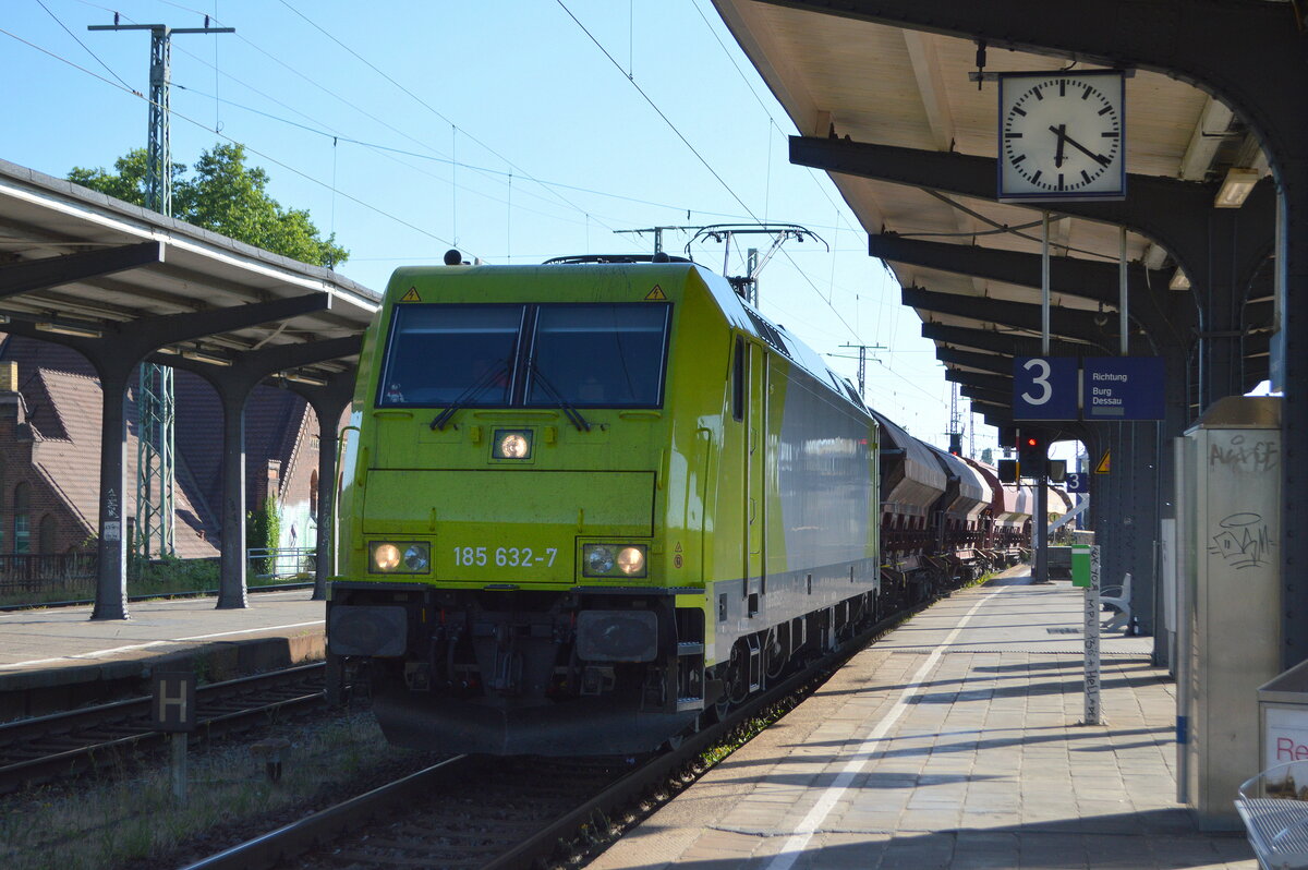 Alpha Trains Lok  185 632-7  [NVR-Nummer: 91 80 6185 632-7 D-ATLU], aktueller Mieter?, jetzt neu in Alpha Trains Farben mit einem Ganzzug Schüttgutwagen mit Schwenkdach am 23.06.22 Durchfahrt Bahnhof Magdeburg-Neustadt.