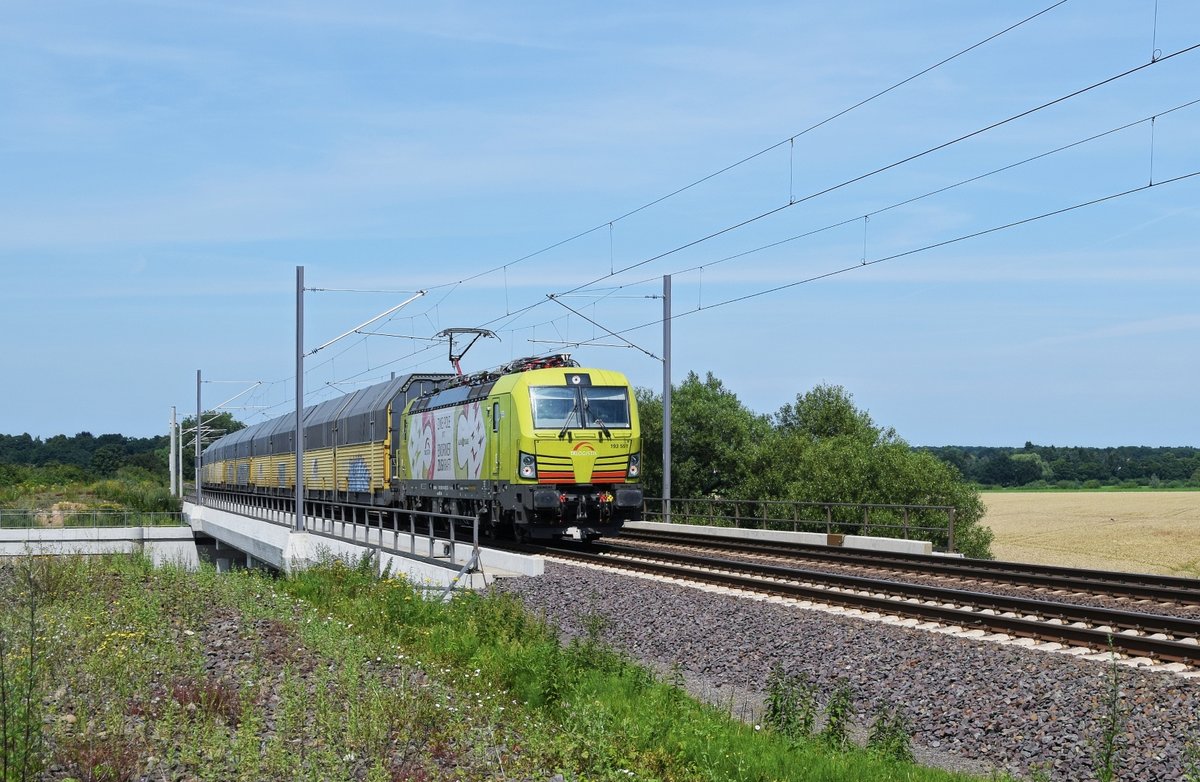 Alpha Trains Luxembourg 193 551  Zwei Pole mit enormer Zugkraft , vermietet an TX Logistik, zieht einen ARS-Altmann-Autotransportzug am 18.07.17 bei Wahnebergen in Richtung Hannover.