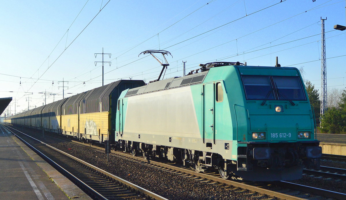 Alpha Trains Mietlok  185 612-9  [NVR-Nummer: 91 80 6 185 612-9 D-ATLU] für RTB Cargo mit geschlossenem PKW-Transportzug Richtung Polen? am 05.12.19 Bf. Flughafen Berlin Schönefeld. 