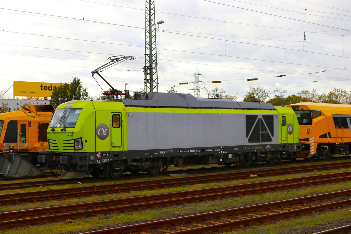 Alpha Trains Siemens Vectron DualMode 2248 036-6 am 03.11.23 in Hanau Hbf abgestellt vom Bahnsteig aus fotografiert