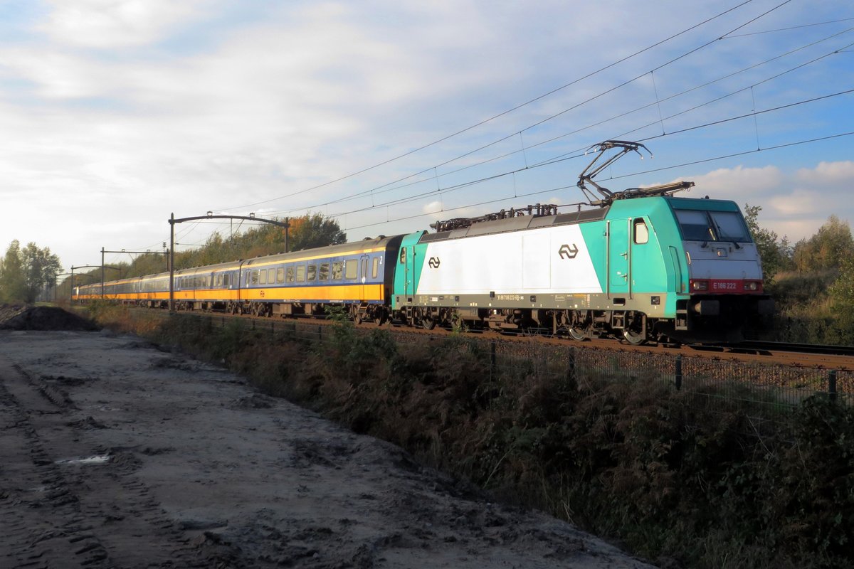 Alpha Trains Söldner 186 222 zieht ein NS Schnellzug durch Tilburg Reeshof um 16;00 am 5.November 2020.
