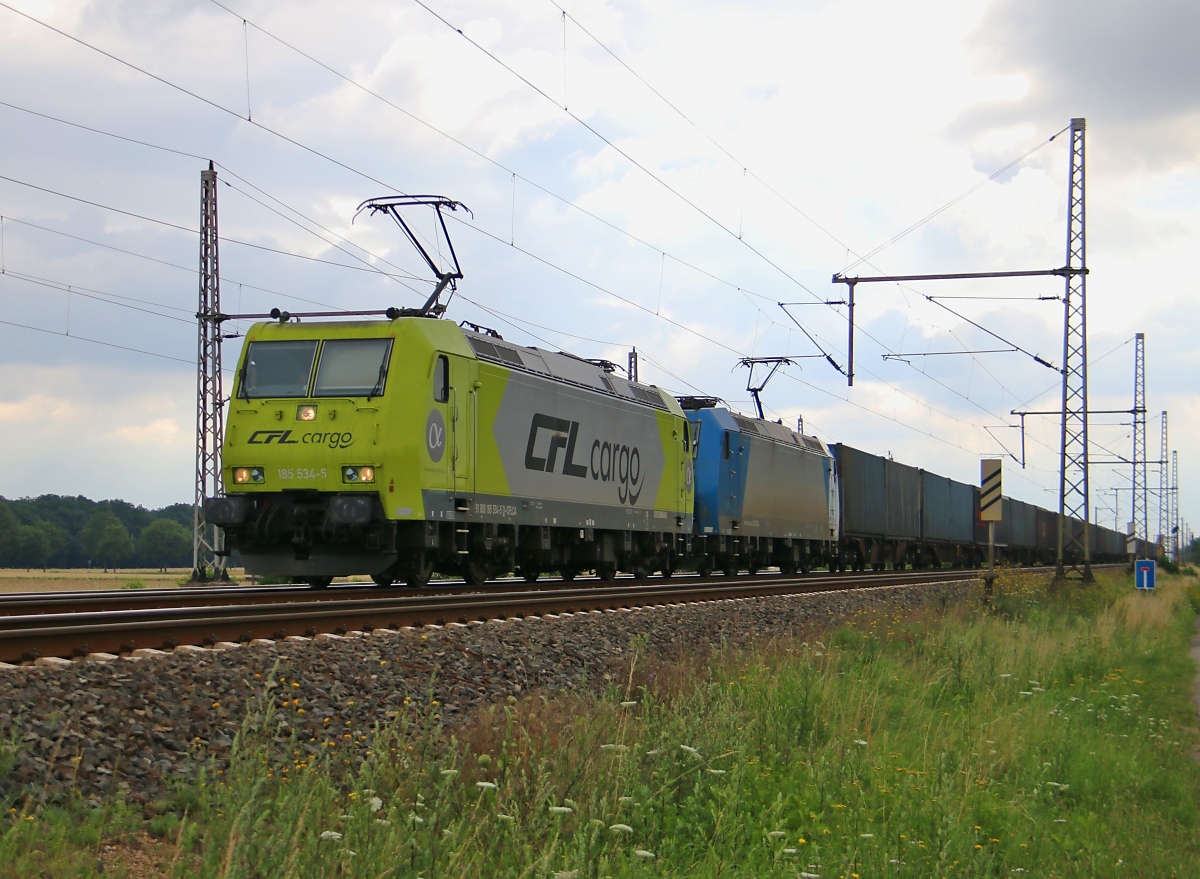 Alpha Trains/CFL Cargo 185 534-5 in Doppeltraktion mit 185 519-6 und Containerzug in Fahrtrichtung Wunstorf. Aufgenommen am 29.07.2015 in Dedensen-Gümmer.