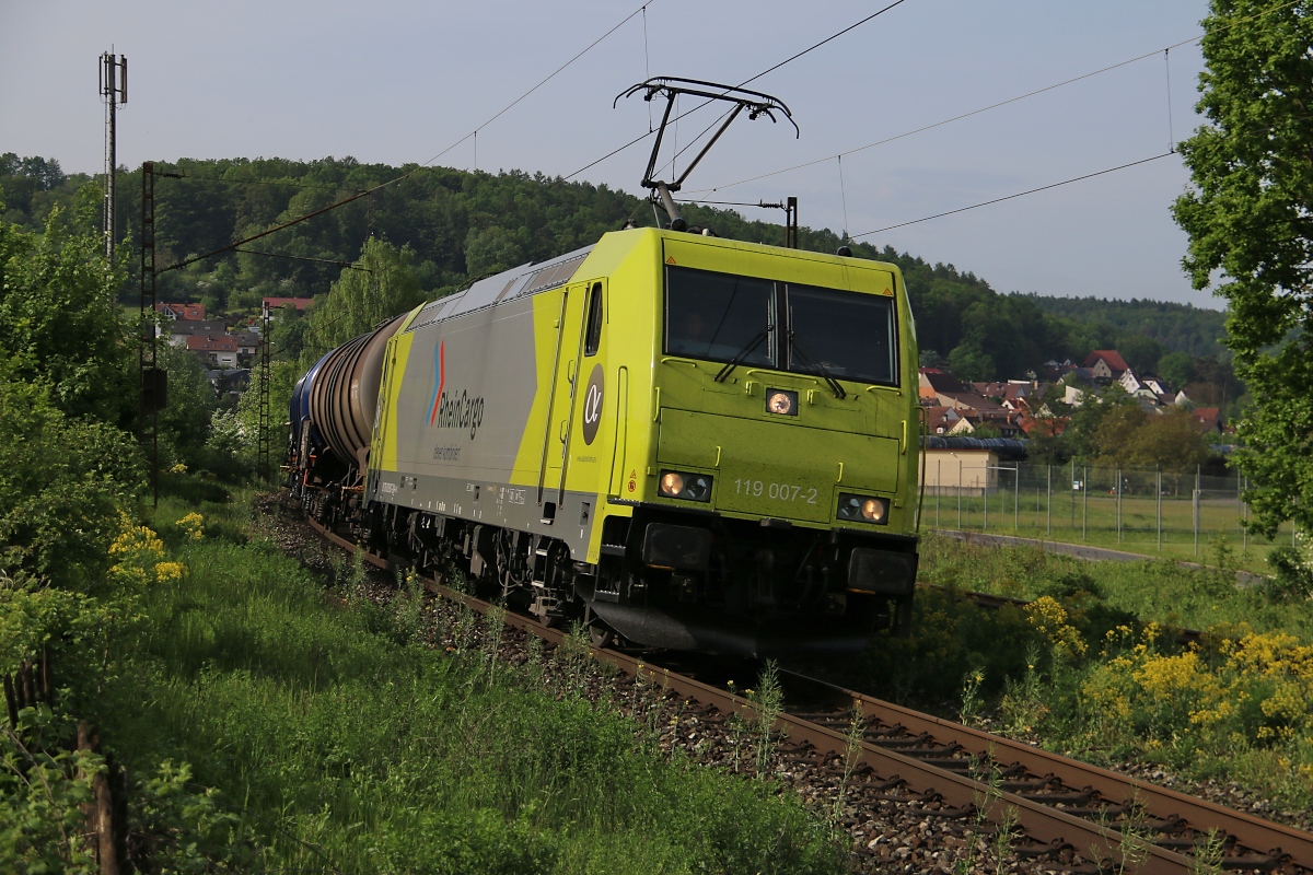AlphaTrains 119 007-2 für RheinCargo mit Kesselwagenzug in Fahrtrichtung Norden. Aufgenommen in Wernfedl am 12.05.2015.