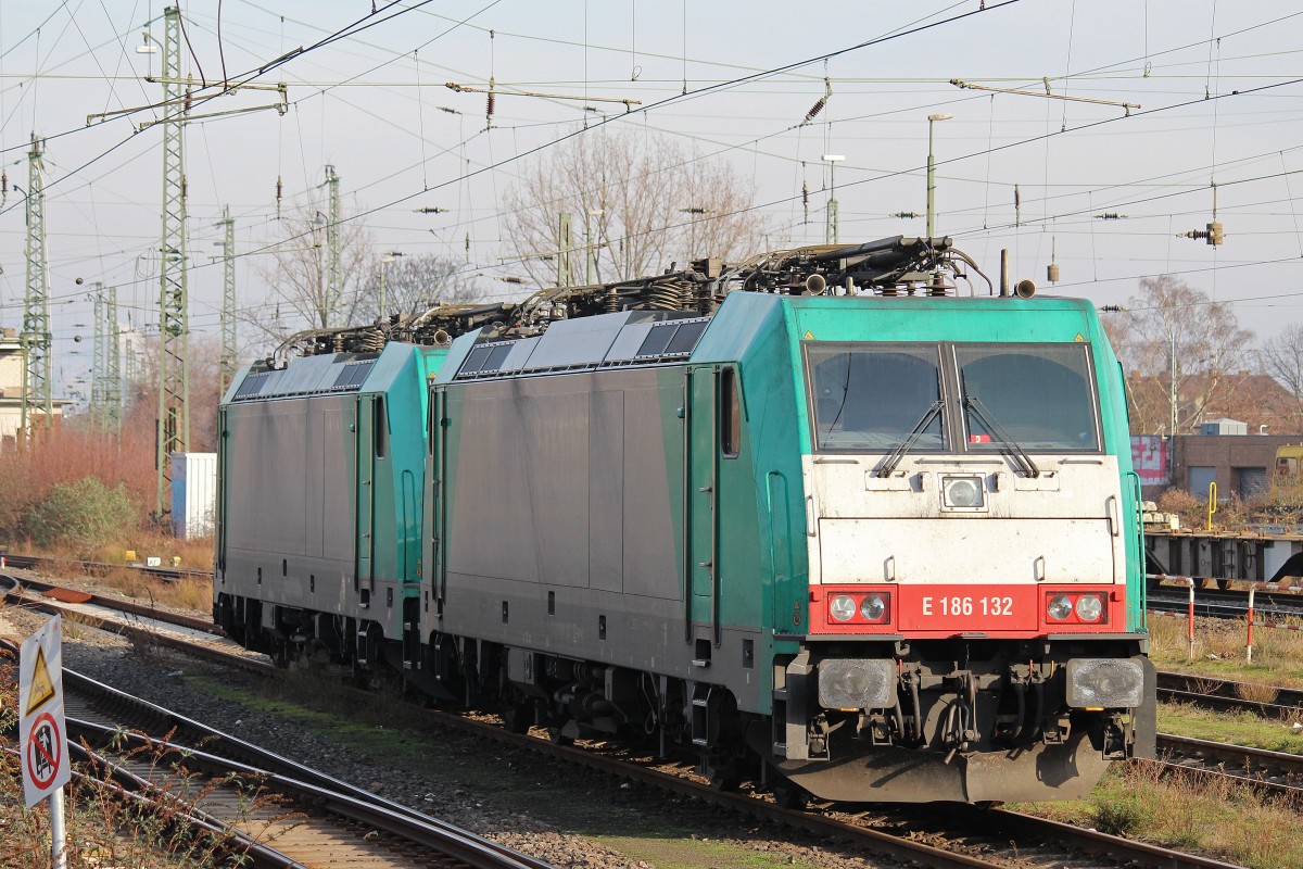 AlphaTrains/Crossrail E186 132 am 18.1.14 mit einer weiteren AlphaTrains/Crossrail 186er abgestellt in Krefeld Hbf.